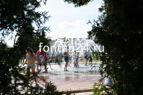 Городской фонтан на площади